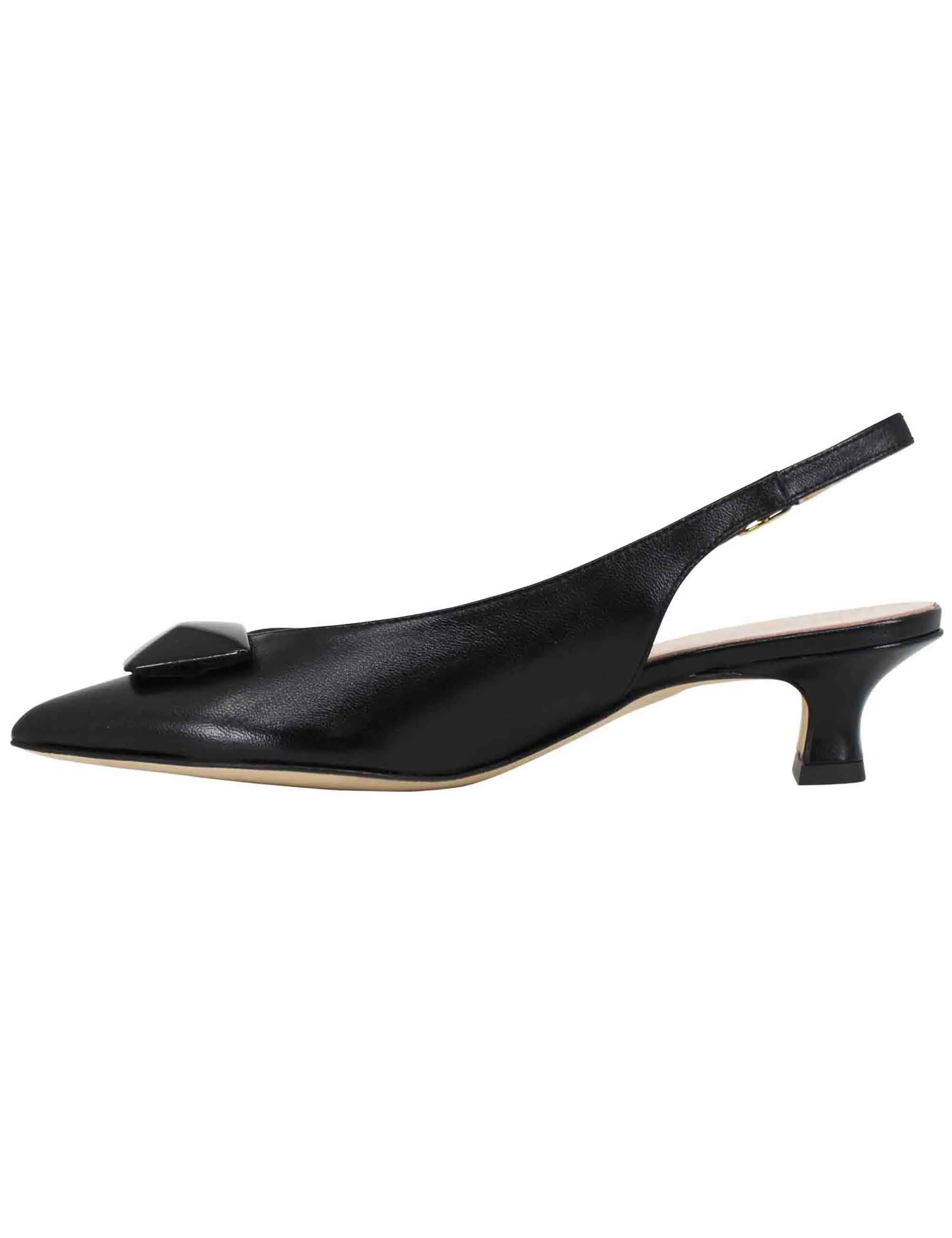 Decollete slingback donna in pelle nera con tacco basso ed accessorio in tinta